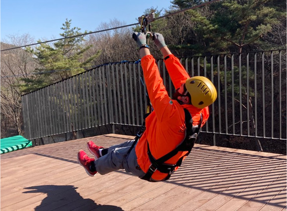 올바른 짚라인 탑승 자세